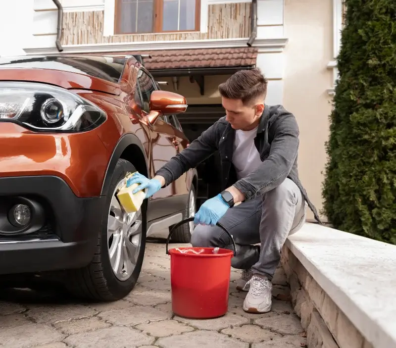 Lavage auto à domicile Fillols : professionnel intervenant sur un véhicule